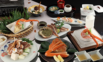 【ズワイガニの膳】前菜、お造り、ズワイガニ握り寿し、ズワイガニ酢の物、ズワイガニ炭火焼き、ズワイガニ新丈蒸し、ズワイガニ天ぷら、かに鍋、かに雑炊、デザート
